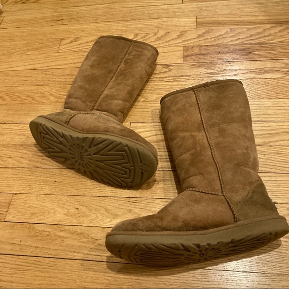 🚫DONATED🚫 Woman’s Ugg Classic Tall - Picture 2 of 13